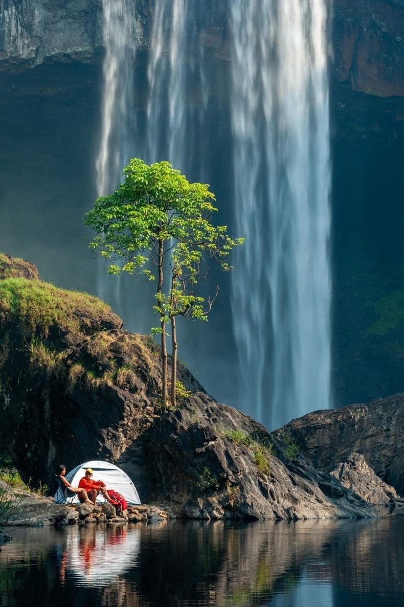Hang En tiene una altura de aproximadamente 54 metros y un ancho de 20 a 100 dependiendo de la estación del año.