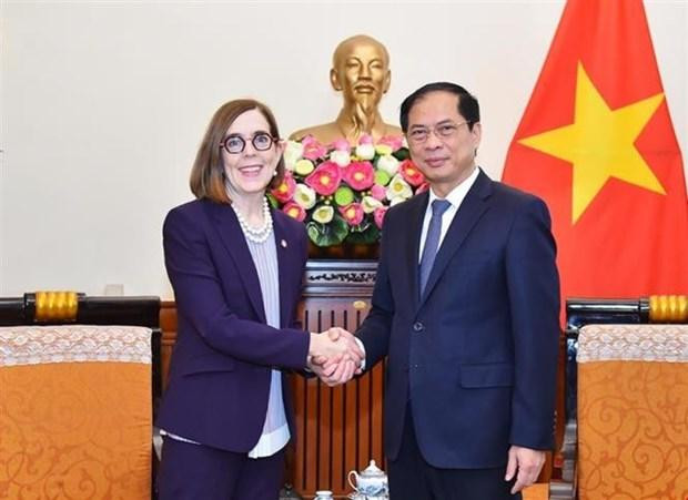 El canciller vietnamita, Bui Thanh Son, y la gobernadora del Estado estadounidense de Oregón, Katherine Brown (Foto: VNA) El canciller vietnamita, Bui Thanh Son, y la gobernadora del Estado estadounidense de Oregón, Katherine Brown (Foto: VNA)