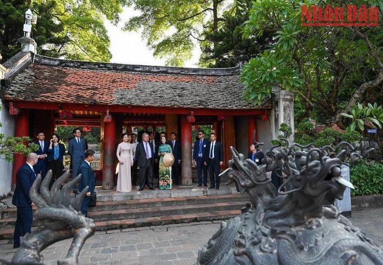 El dirigente visita el Templo de la Literatura