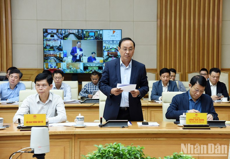 Le Dinh Tho, viceministro de Transporte, interviene en el evento.