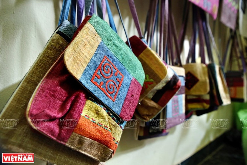 Varios productos de la aldea de tejido de Lung Tam. Varios productos de la aldea de tejido de Lung Tam.