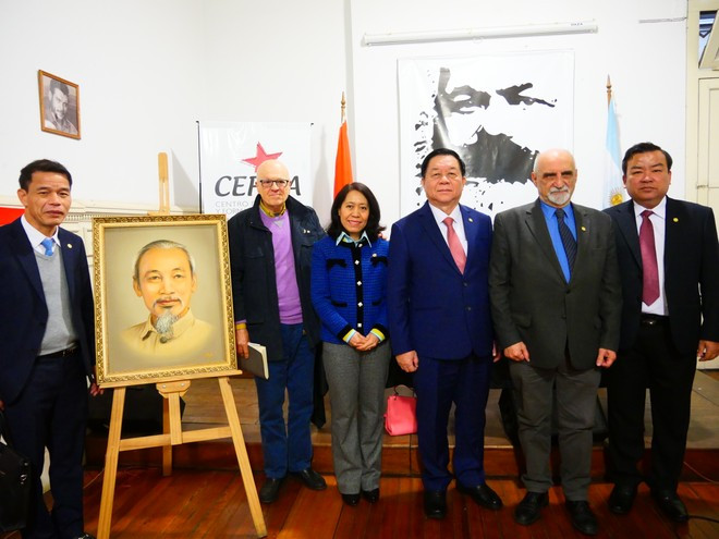 Delegados en la conferencia titulada "El Presidente Ho Chi Minh y las relaciones Vietnam - América Latina", celebrada el 22 de agosto en el Centro de Estudios y Formación Marxista (CEFMA) en Buenos Aires. (Foto: VNA) Delegados en la conferencia titulada "El Presidente Ho Chi Minh y las relaciones Vietnam - América Latina", celebrada el 22 de agosto en el Centro de Estudios y Formación Marxista (CEFMA) en Buenos Aires. (Foto: VNA)