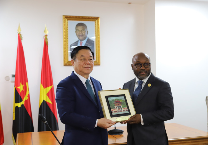 Trong Nghia entreg un regalo a Esteves Carlos Hilario, miembro del Buró Político y secretario de Información y Comunicación del MPLA. Trong Nghia entreg un regalo a Esteves Carlos Hilario, miembro del Buró Político y secretario de Información y Comunicación del MPLA.