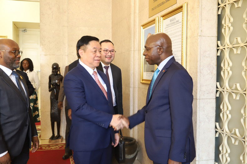 Trong Nghia y el ministro angoleño de Relaciones Exteriores, Tete António. Trong Nghia y el ministro angoleño de Relaciones Exteriores, Tete António.