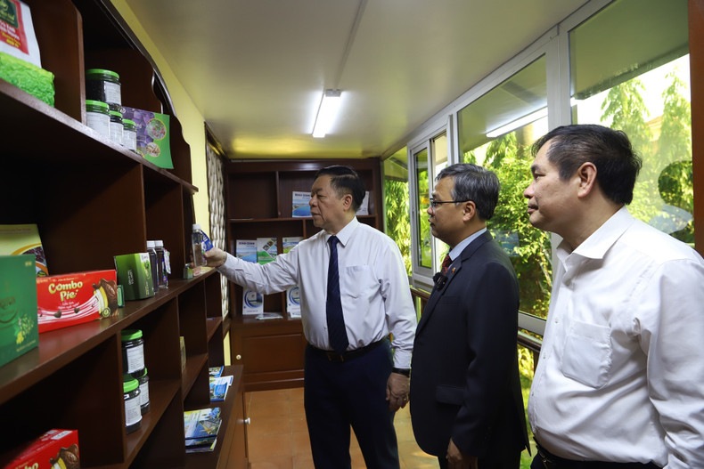 Trong Nghia visita el espacio en que se exhiben productos vietnamitas de la Embajada de Vietnam en Angola. Trong Nghia visita el espacio en que se exhiben productos vietnamitas de la Embajada de Vietnam en Angola.