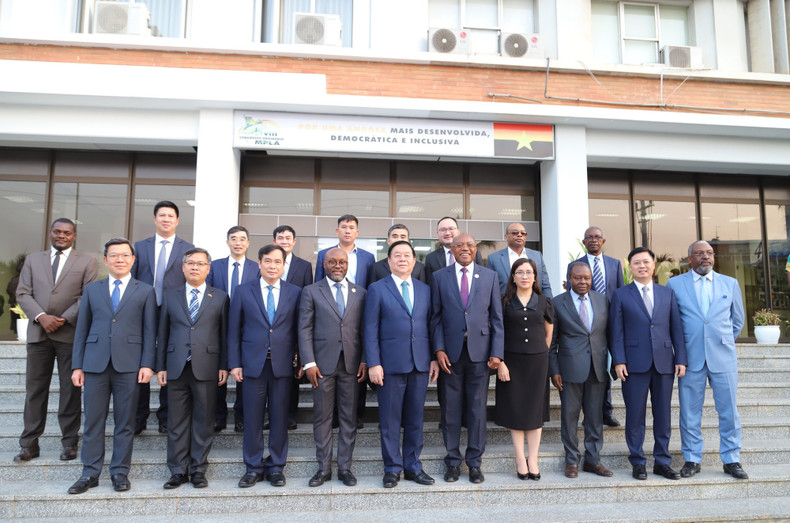 La delegación del Partido Comunista de Vietnam en la sede del MPLA. La delegación del Partido Comunista de Vietnam en la sede del MPLA.