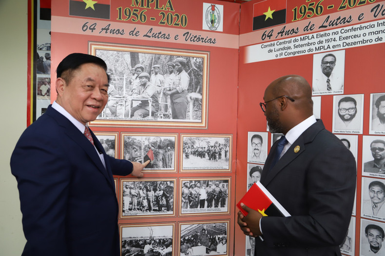 Trong Nghia visita una exposición de fotografías históricas sobre el MPLA. Trong Nghia visita una exposición de fotografías históricas sobre el MPLA.