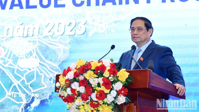 Minh Chinh habla en la ceremonia. Minh Chinh habla en la ceremonia.