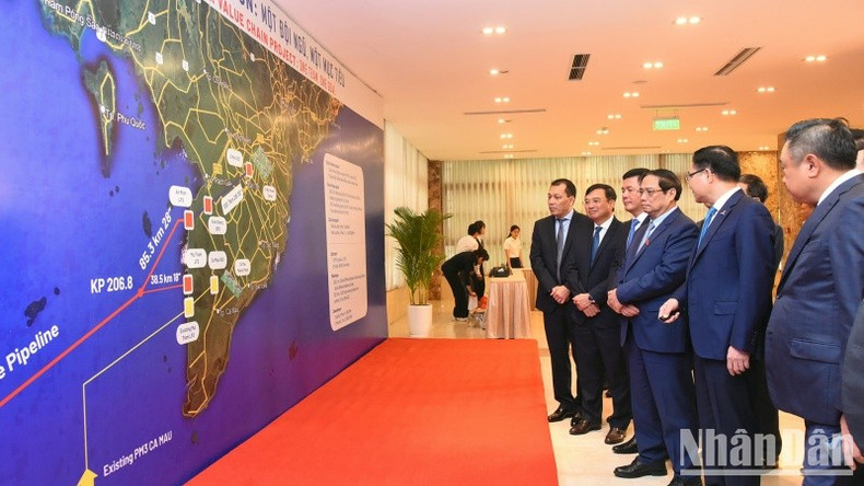 Minh Chinh escucha una introducción a la cadena de proyectos del Bloque B - O Mon. Minh Chinh escucha una introducción a la cadena de proyectos del Bloque B - O Mon.