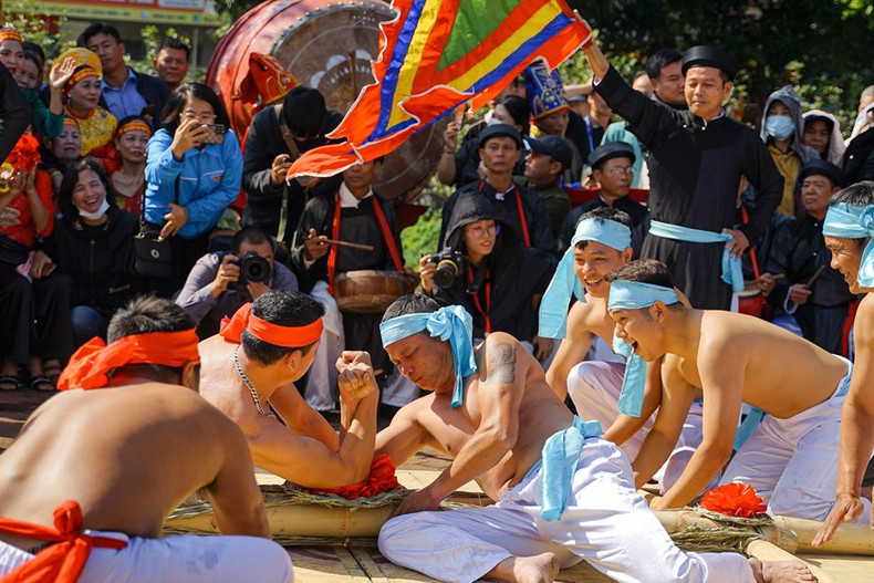Actuación de lucha de brazos del grupo de la aldea de Huu Chap (Bac Ninh) antes de la competición. Actuación de lucha de brazos del grupo de la aldea de Huu Chap (Bac Ninh) antes de la competición.