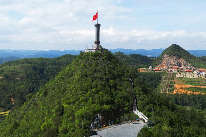 El mástil de Lung Cu, en la cima de la montaña Rong (Dragón), en la comuna de Lung Cu, distrito de Dong Van, marca el extremo más septentrional de Vietnam. El mástil de Lung Cu, en la cima de la montaña Rong (Dragón), en la comuna de Lung Cu, distrito de Dong Van, marca el extremo más septentrional de Vietnam.