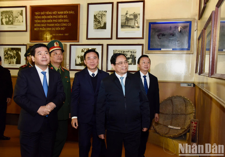 Minh Chinh visita el espacio de exhibición de fotografías y objetos en el Área Cultural.