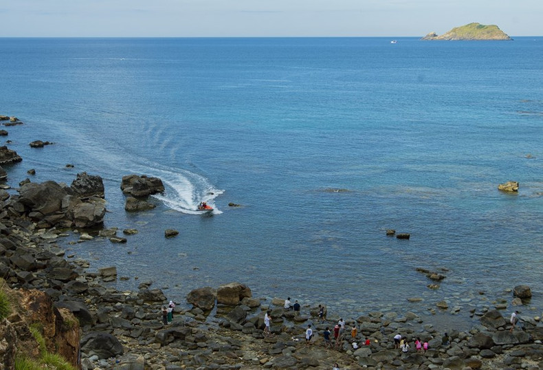 Al llegar a Eo Gio, los visitantes pueden experimentar navegar en una canoa.