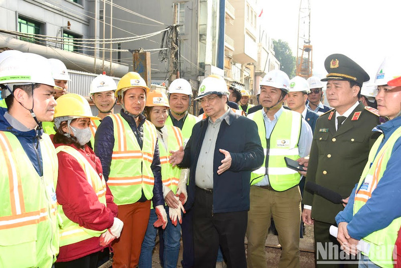 El jefe de Gobierno conversa con los obreros.