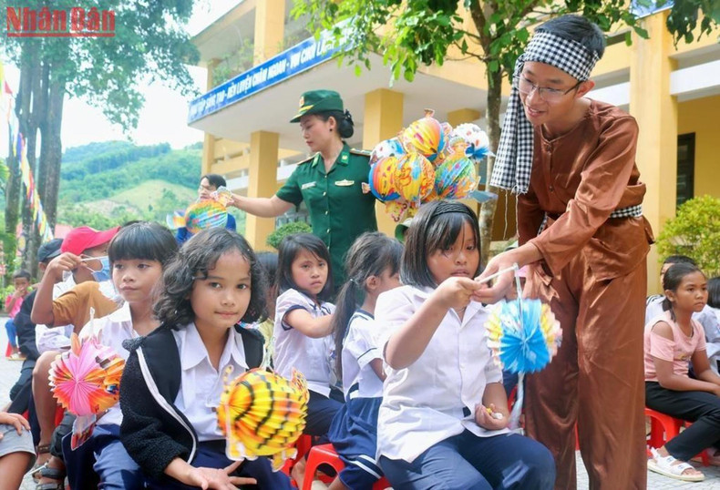 Las linternas fueron entregadas a estudiantes pobres. Las linternas fueron entregadas a estudiantes pobres.