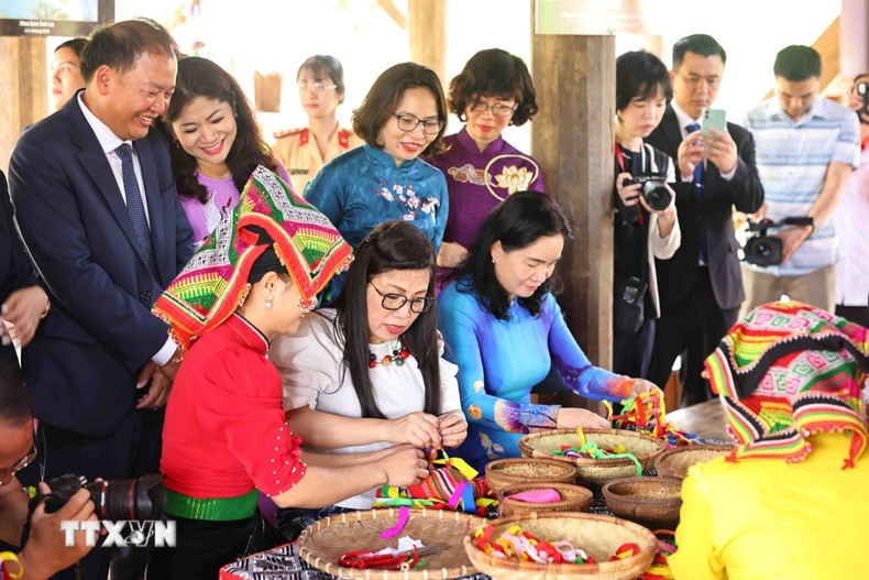 Elaboran pelotas 'con' de la etnia Thai. Elaboran pelotas 'con' de la etnia Thai.