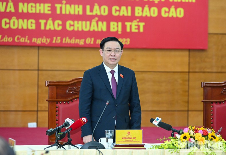 Dinh Hue envía los mejores deseos del Tet a las autoridades y la gente de Lao Cai.