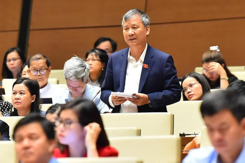 El diputado Nguyen Anh Tri de Hanói interviene en la reunión.