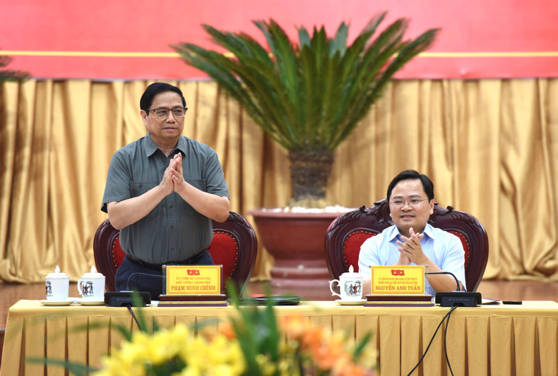 Minh Chinh preside la reunión.