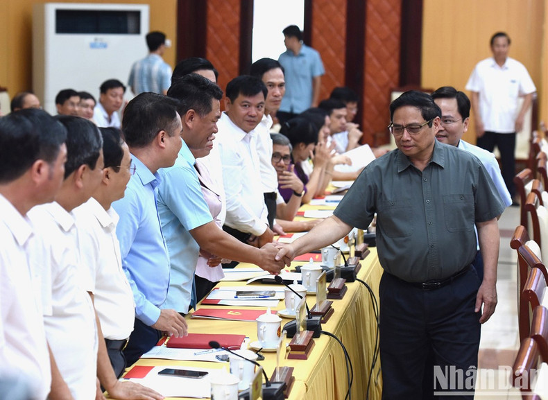 El primer ministro Pham Minh Chinh con funcionarios de la provincia de Bac Ninh.