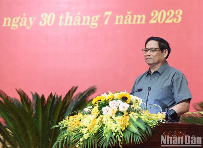 Minh Chinh habla en la reunión.