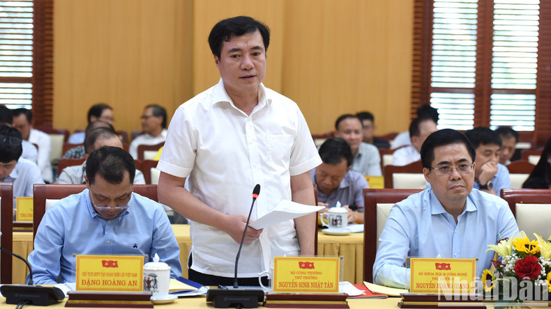 Nguyen Sinh Nhat Tan, viceministro de Industria y Comercio interviene.