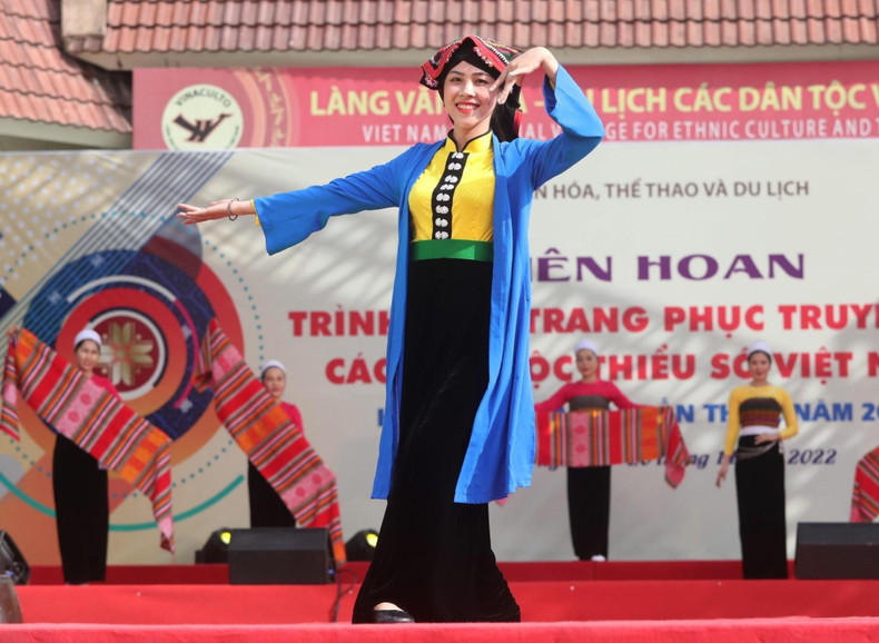 Traje tradicional de mujeres de la etnia Thai, en la provincia de Hoa Binh. Traje tradicional de mujeres de la etnia Thai, en la provincia de Hoa Binh.