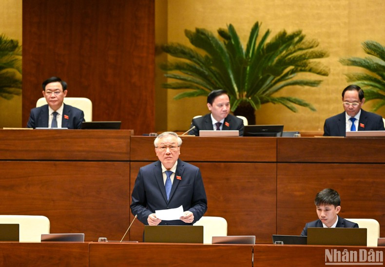 El presidente del Tribunal Popular Supremo de Vietnam, Nguyen Hoa Binh, responde a las preguntas formuladas por los diputados.