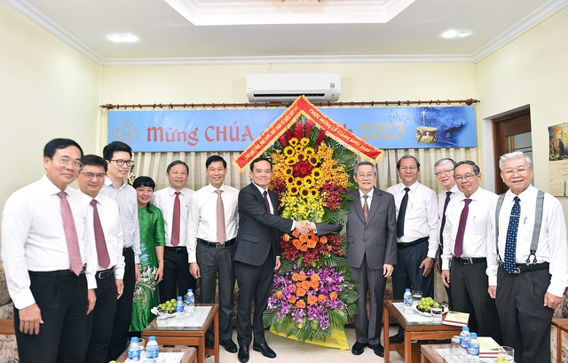 El vicepremier Tran Luu Quang visita la Confederación General de la Iglesia Evangélica de Vietnam en el Sur (Foto: VGP) El vicepremier Tran Luu Quang visita la Confederación General de la Iglesia Evangélica de Vietnam en el Sur (Foto: VGP)