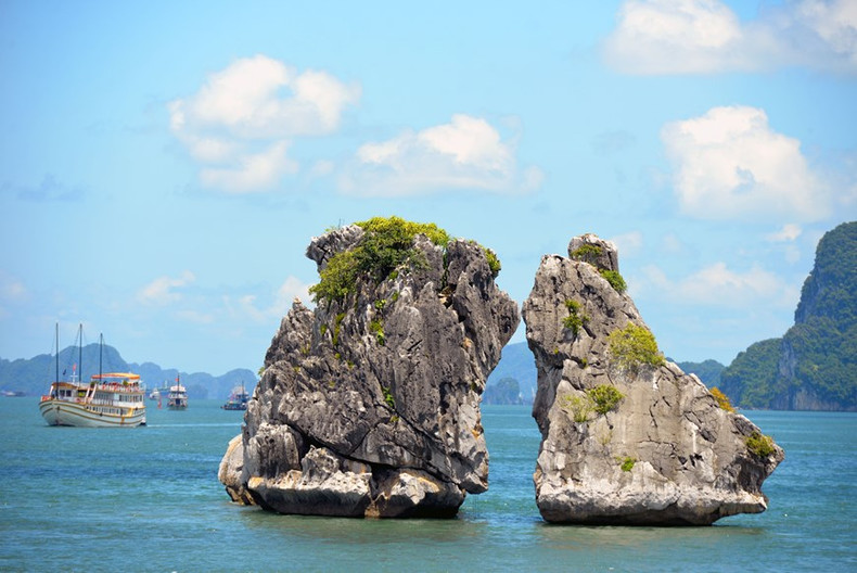 La isla de Trong Mai, que igualmente se le conoce por el nombre de Ga Choi, es el símbolo del turismo de Ha Long. La isla de Trong Mai, que igualmente se le conoce por el nombre de Ga Choi, es el símbolo del turismo de Ha Long.