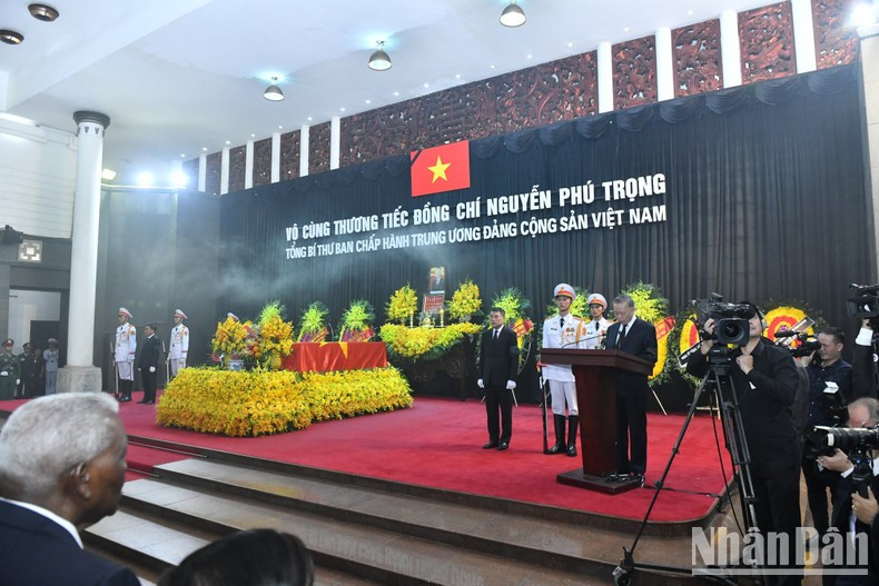 El miembro del Buró Político y presidente de Vietnam, To Lam, pronuncia el discurso fúnebre en conmemoración al secretario general Nguyen Phu Trong. El miembro del Buró Político y presidente de Vietnam, To Lam, pronuncia el discurso fúnebre en conmemoración al secretario general Nguyen Phu Trong.