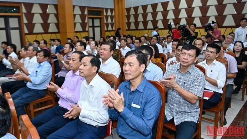 Votantes del distrito de Thuy Nguyen asisten a la reunión. Votantes del distrito de Thuy Nguyen asisten a la reunión.