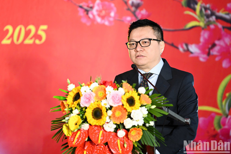 Le Quoc Minh, miembro del Comité Central del PCV, subjefe de la Comisión de Comunicación, Educación y Movilización de Masas del Comité Central del PCV, presidente-editor del periódico Nhan Dan y titular de la Asociación de Periodistas del país, en la cita. Le Quoc Minh, miembro del Comité Central del PCV, subjefe de la Comisión de Comunicación, Educación y Movilización de Masas del Comité Central del PCV, presidente-editor del periódico Nhan Dan y titular de la Asociación de Periodistas del país, en la cita.