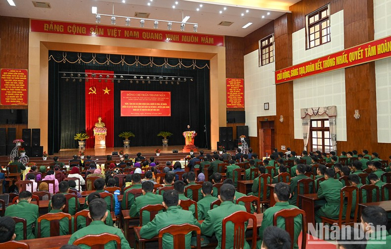 El vicepresidente permanente legislativo se reúne con los oficiales y soldados de la Tercera División, en la comuna de Quang Thinh, distrito de Lang Giang. El vicepresidente permanente legislativo se reúne con los oficiales y soldados de la Tercera División, en la comuna de Quang Thinh, distrito de Lang Giang.