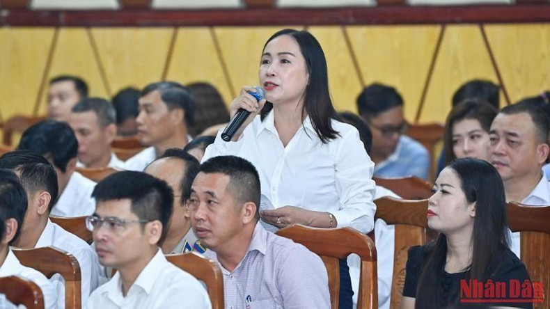 La votante Pham Thi Khue expresa sus opiniones en la reunión. La votante Pham Thi Khue expresa sus opiniones en la reunión.