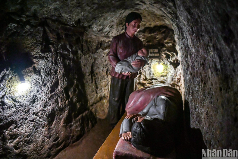 A ambos lados del túnel se cavan pequeños nichos (de 1,8 metros de profundidad y 0,8 de anchura), donde viven familias de 3-4 miembros o servían como maternidades. A ambos lados del túnel se cavan pequeños nichos (de 1,8 metros de profundidad y 0,8 de anchura), donde viven familias de 3-4 miembros o servían como maternidades.