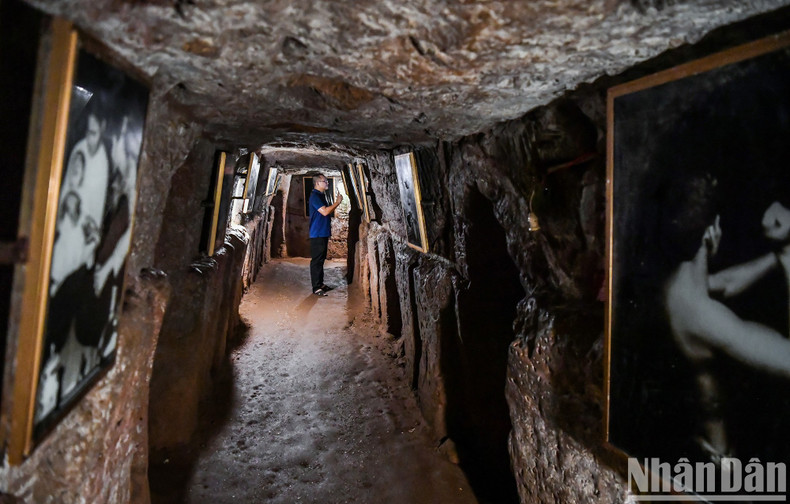 Además, hay una sala con capacidad para 50-60 personas y diversas obras como pozo de agua, almacén de arroz, cocina Hoang Cam, puesto de guardia, puesto telefónico, maternidad, quirófano y sala de reuniones, representaciones culturales y proyección de películas. En la actualidad, la zona de la antigua sala se utiliza para exponer fotos sobre la vida y la lucha del pueblo Vinh Moc en el sótano. Además, hay una sala con capacidad para 50-60 personas y diversas obras como pozo de agua, almacén de arroz, cocina Hoang Cam, puesto de guardia, puesto telefónico, maternidad, quirófano y sala de reuniones, representaciones culturales y proyección de películas. En la actualidad, la zona de la antigua sala se utiliza para exponer fotos sobre la vida y la lucha del pueblo Vinh Moc en el sótano.
