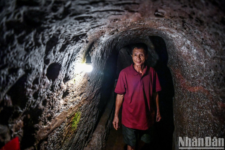 Este es uno de los 114 túneles excavados en el distrito de Vinh Linh (que tiene una longitud total de casi 42 kilómetros). El sistema de túneles consta de tres niveles interconectados. El primero, a 12 metros bajo tierra, albergaba la sede del gobierno y las unidades militares. El segundo, a 15 metros del suelo, era donde vivían los aldeanos. Este es uno de los 114 túneles excavados en el distrito de Vinh Linh (que tiene una longitud total de casi 42 kilómetros). El sistema de túneles consta de tres niveles interconectados. El primero, a 12 metros bajo tierra, albergaba la sede del gobierno y las unidades militares. El segundo, a 15 metros del suelo, era donde vivían los aldeanos.