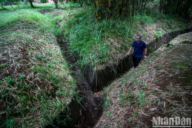 Además del sistema de túneles y las trincheras, en el sitio se encuentran emplazamientos de artillería y rompeolas. Además del sistema de túneles y las trincheras, en el sitio se encuentran emplazamientos de artillería y rompeolas.