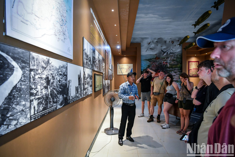 En el lugar de la reliquia hay una sala de exposiciones que ayuda a los visitantes a comprender el proceso de formación de la "aldea subterránea" de Vinh Moc y la vida de sus habitantes. En el lugar de la reliquia hay una sala de exposiciones que ayuda a los visitantes a comprender el proceso de formación de la "aldea subterránea" de Vinh Moc y la vida de sus habitantes.