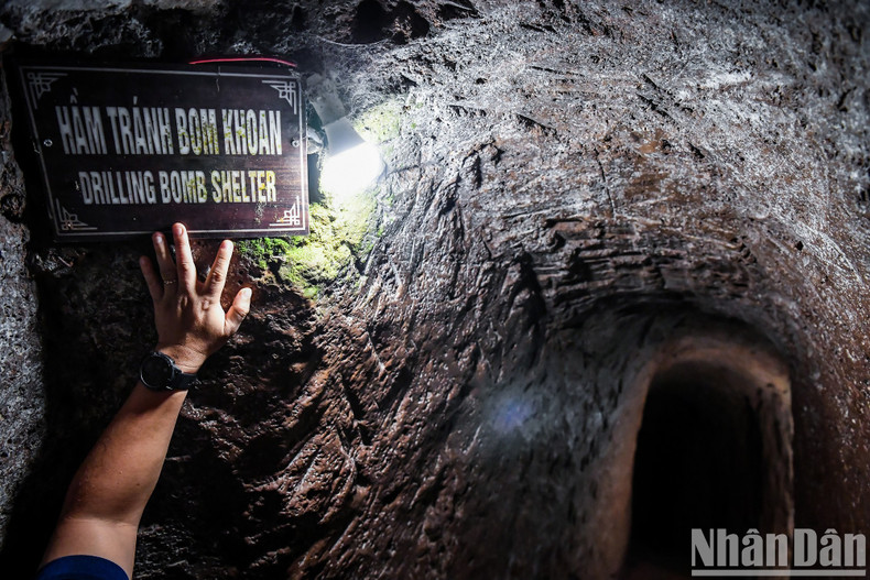 En el piso inferior, el ejército y los habitantes de Vinh Linh cavan un refugio antiaéreo. Gracias a este sólido sótano, nadie en Vinh Moc resultó herido durante el bombardeo. En el piso inferior, el ejército y los habitantes de Vinh Linh cavan un refugio antiaéreo. Gracias a este sólido sótano, nadie en Vinh Moc resultó herido durante el bombardeo.