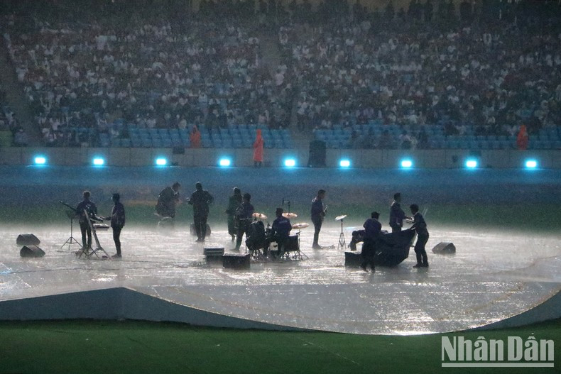 Algunas actuaciones musicales tienen lugar bajo la lluvia de principios de verano. Algunas actuaciones musicales tienen lugar bajo la lluvia de principios de verano.