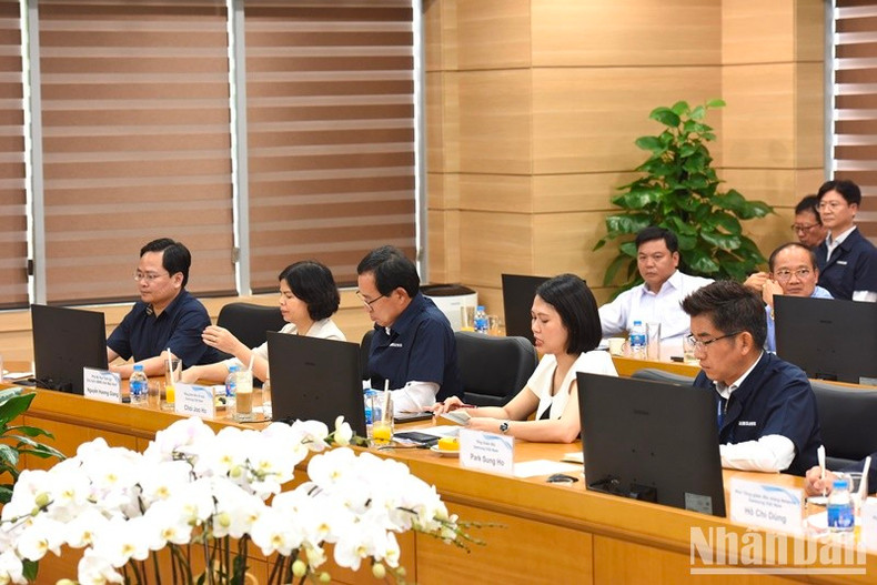 Ejercutivos de Samsung Vietnam asistentes a la reunión. Ejercutivos de Samsung Vietnam asistentes a la reunión.