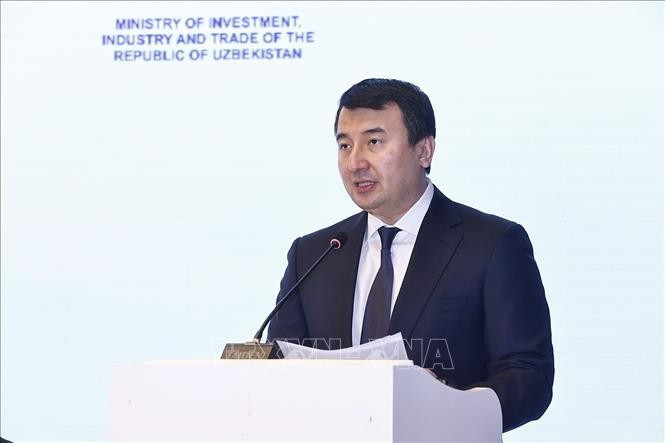 El viceprimer ministro de Uzbekistán JodjayevJamshid Abdujakimovich habla en la cita.