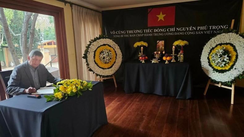 El presidente del Partido Comunista de Chile, Lautaro Carmona, escribe en libro de condolencias por el fallecimiento del secretario general Nguyen Phu Trong.