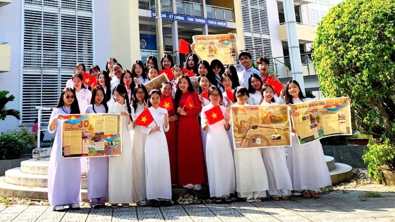 Estudiantes y profesores de la escuela secundaria especializada Luong The Vinh entusiasmados con el suplemento. Estudiantes y profesores de la escuela secundaria especializada Luong The Vinh entusiasmados con el suplemento.