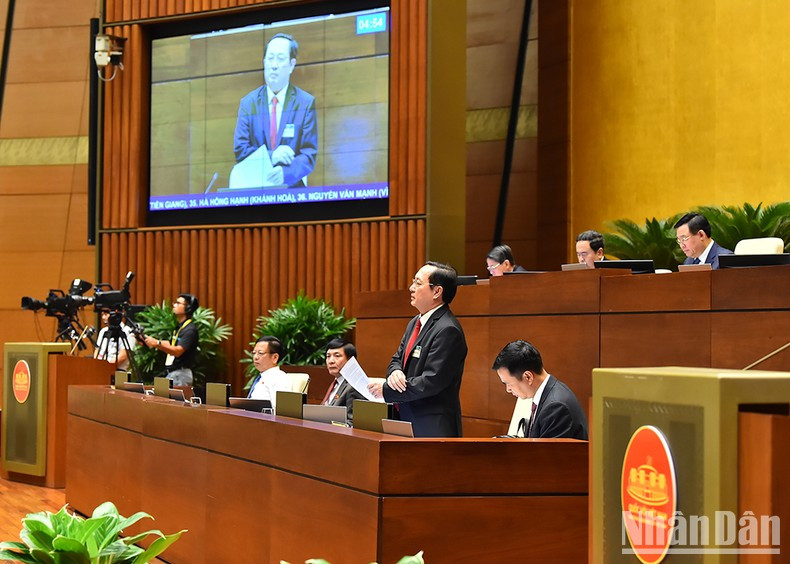 El ministro de Ciencia y Tecnología, Huynh Thanh Dat, responde a las preguntas de los diputados.
