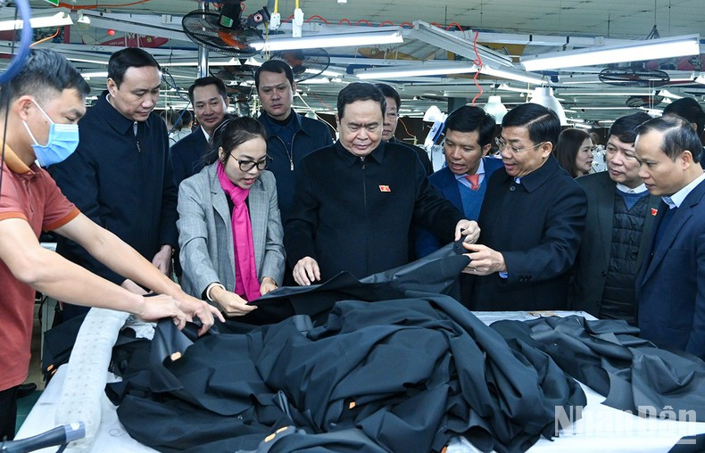 La delegación visita la línea de producción de la compañía de confecciones de Bac Giang. La delegación visita la línea de producción de la compañía de confecciones de Bac Giang.