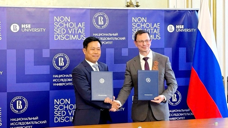 El director de la UNH, Le Quan, y el rector de la Universidad Nacional de Investigación (Escuela Superior de Economía), Nikita Yuryevich Anisimov, intercamban acuerdos de cooperación. (Foto: UNH) El director de la UNH, Le Quan, y el rector de la Universidad Nacional de Investigación (Escuela Superior de Economía), Nikita Yuryevich Anisimov, intercamban acuerdos de cooperación. (Foto: UNH)