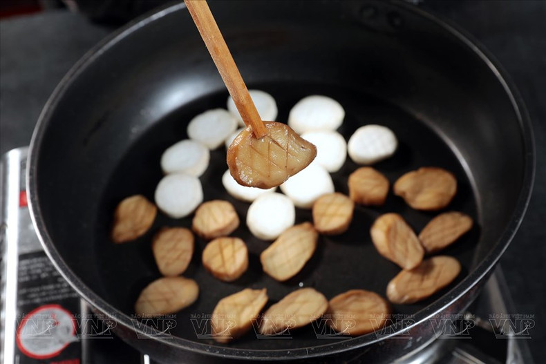 Las setas cardo se cortan en trozos pequeños y luego se fríen. Las setas cardo se cortan en trozos pequeños y luego se fríen.